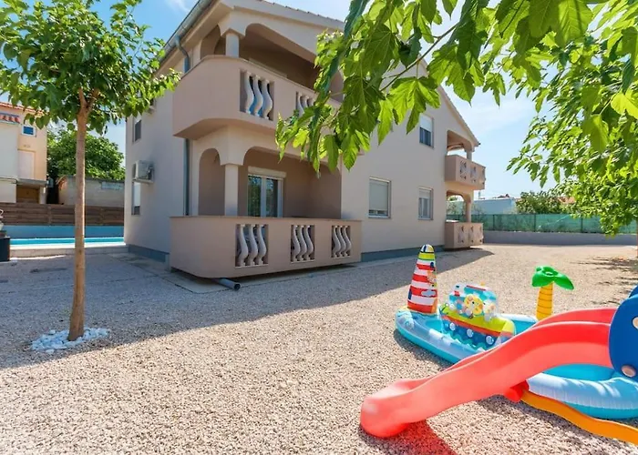 Kuca Za Odmor Sa Grijanim Bazenom Ivancica Sukošan